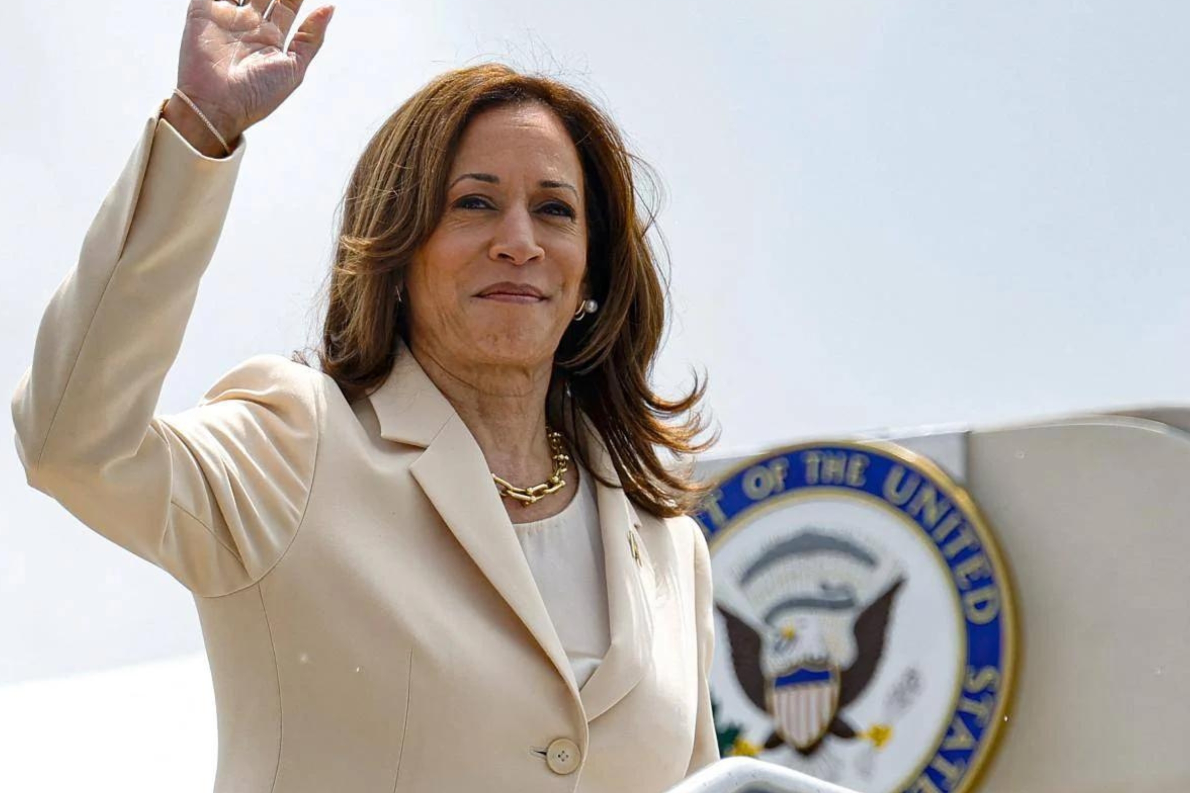 Kamala Harris waving boarding the plane